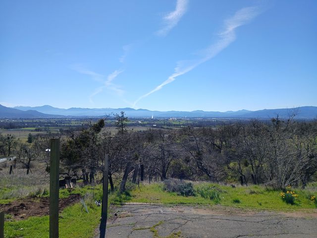 1360 W Linn Road, Eagle Point, OR 97524