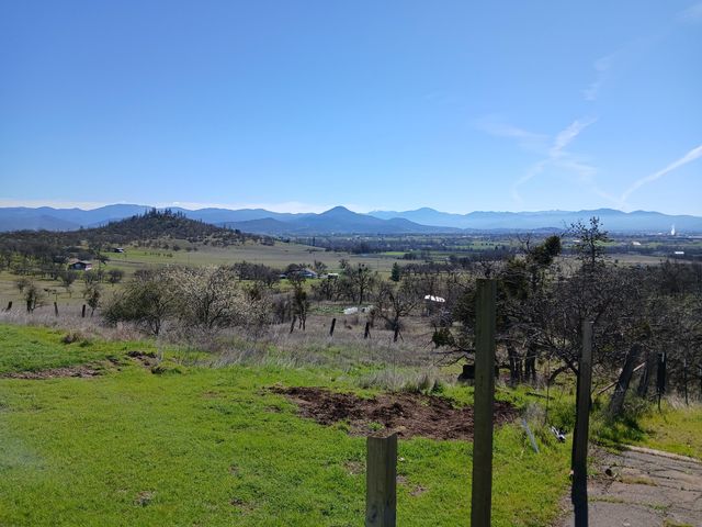 1360 W Linn Road, Eagle Point, OR 97524