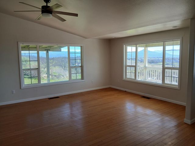 1360 W Linn Road, Eagle Point, OR 97524