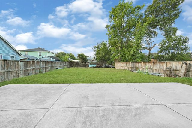 9210 E Avenue Q, Houston, TX 77012