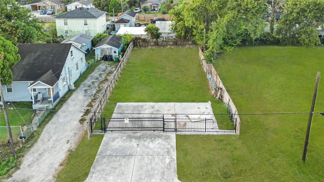 9210 E Avenue Q, Houston, TX 77012