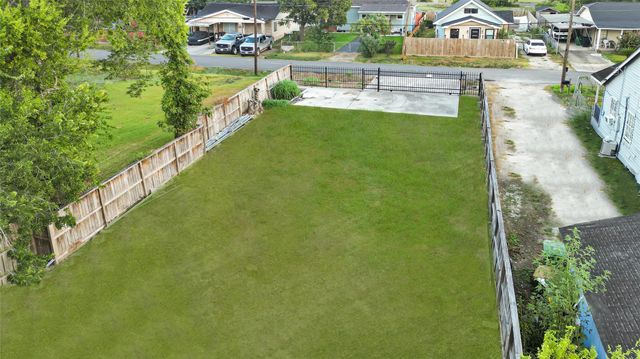 9210 E Avenue Q, Houston, TX 77012