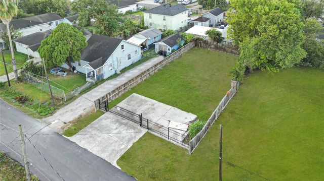 9210 E Avenue Q, Houston, TX 77012