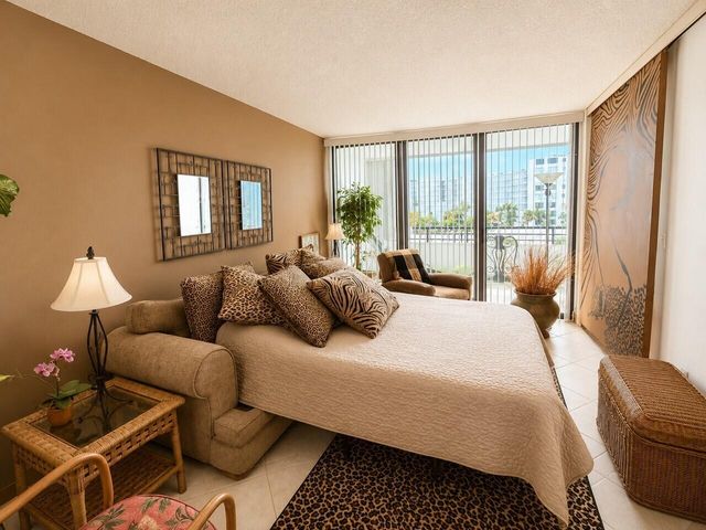3589 S Ocean Boulevard 404, South Palm Beach, FL 33480