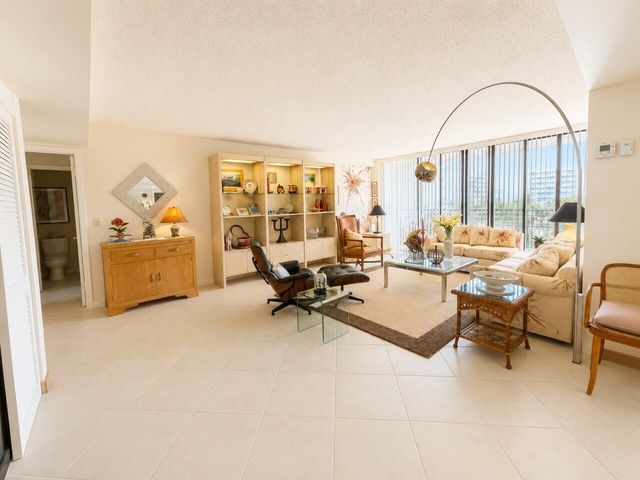 3589 S Ocean Boulevard 404, South Palm Beach, FL 33480