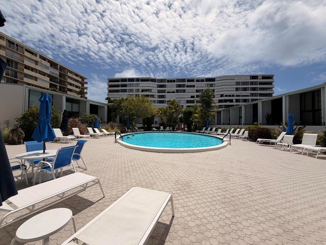 3589 S Ocean Boulevard 404, South Palm Beach, FL 33480