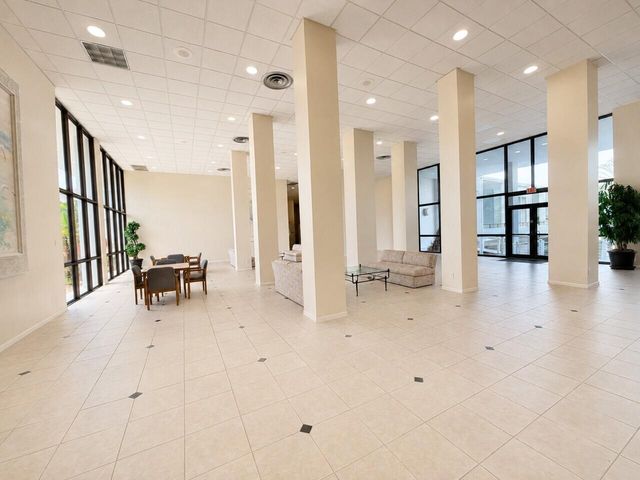 3589 S Ocean Boulevard 404, South Palm Beach, FL 33480
