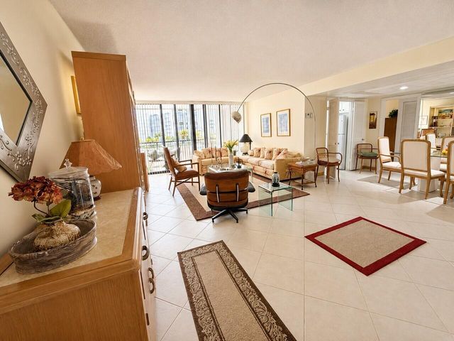 3589 S Ocean Boulevard 404, South Palm Beach, FL 33480