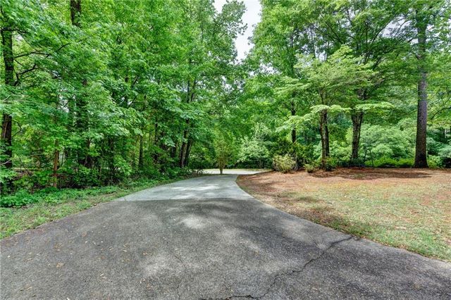 5062 Oak Farm Way, Flowery Branch, GA 30542