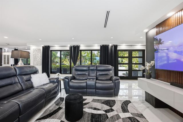 2380 SE 8TH Street, Pompano Beach, FL 33062