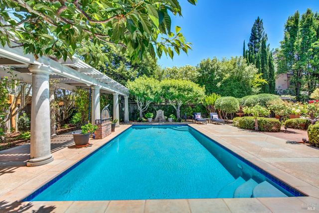 2 Remington Ct, Napa, CA 94558
