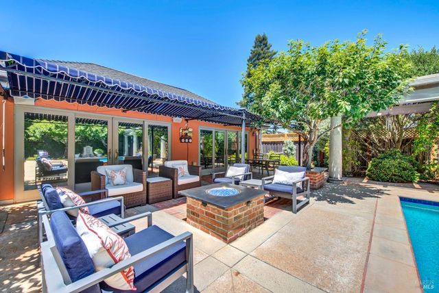 2 Remington Ct, Napa, CA 94558