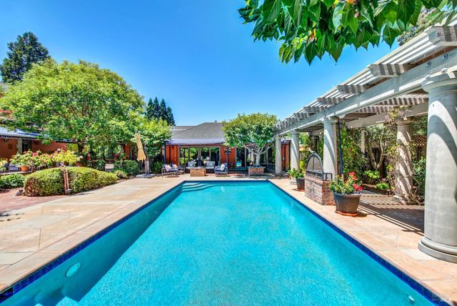 2 Remington Ct, Napa, CA 94558