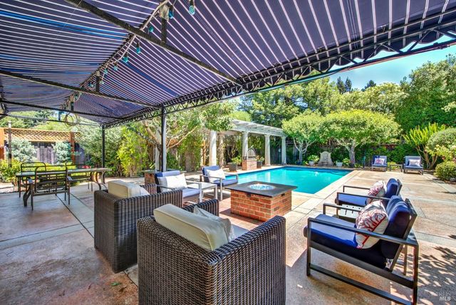 2 Remington Ct, Napa, CA 94558