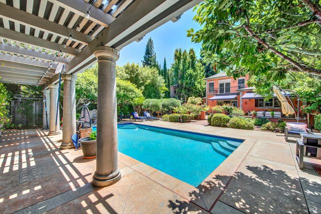 2 Remington Ct, Napa, CA 94558