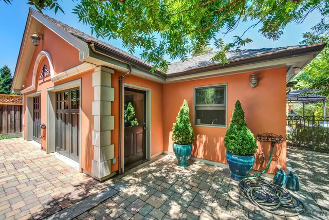 2 Remington Ct, Napa, CA 94558