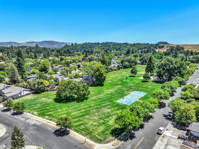 2 Remington Ct, Napa, CA 94558