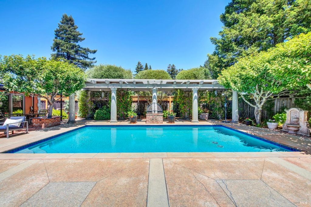 2 Remington Ct, Napa, CA 94558