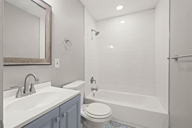 10505 Oakland Avenue, Kansas City, MO 64134