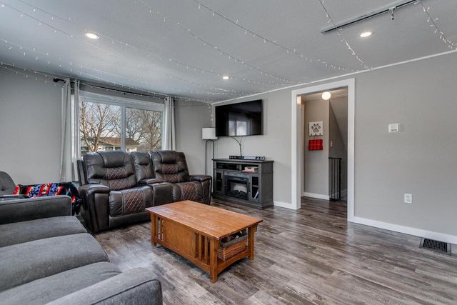 351 E SCOTT STREET, Omro, WI 54963