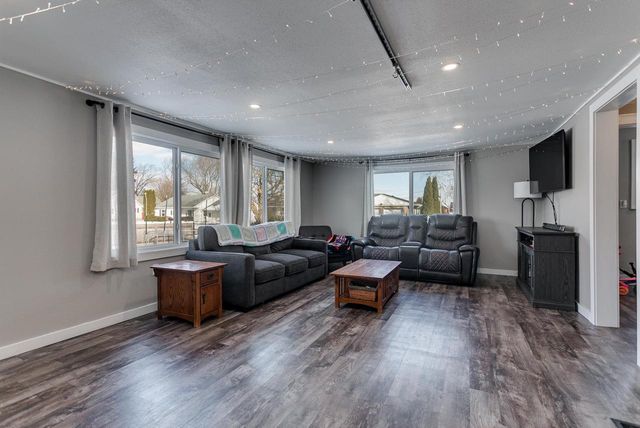 351 E SCOTT STREET, Omro, WI 54963