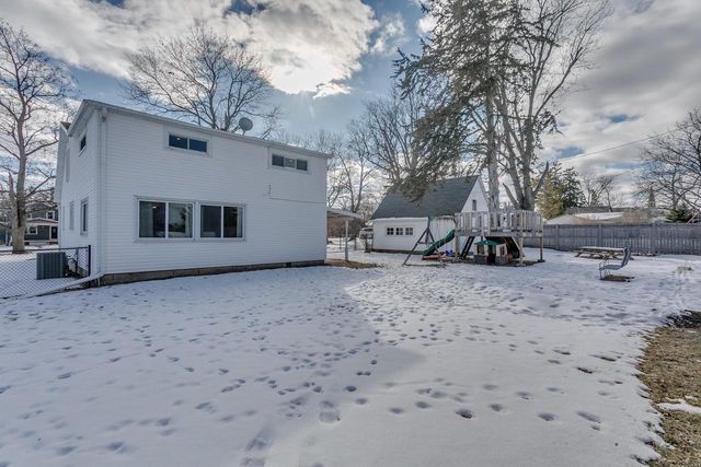 351 E SCOTT STREET, Omro, WI 54963