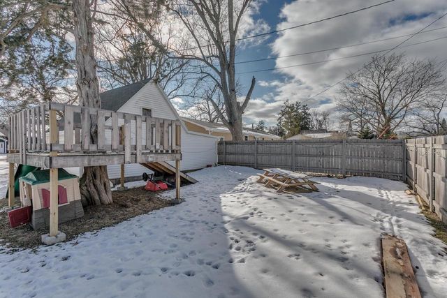 351 E SCOTT STREET, Omro, WI 54963