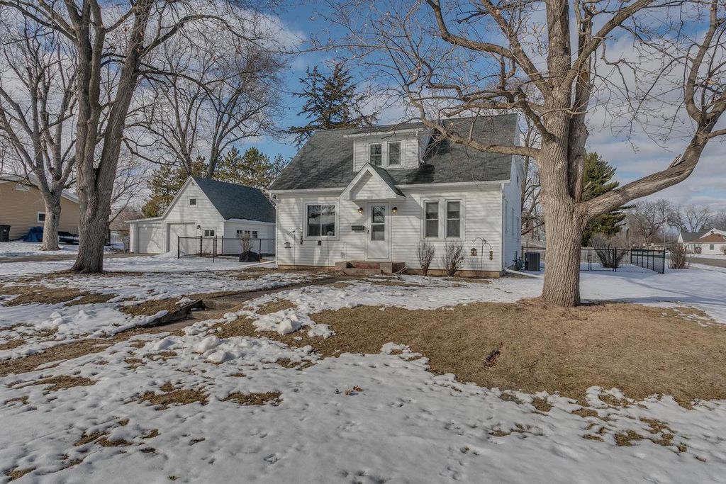 351 E SCOTT STREET, Omro, WI 54963