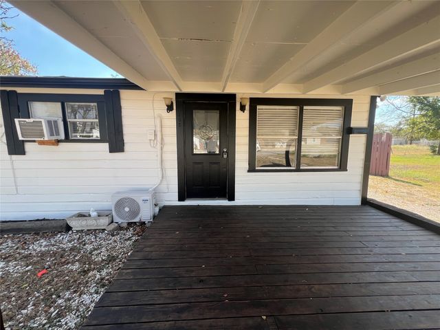 402 E Davis Avenue, Alvarado, TX 76009