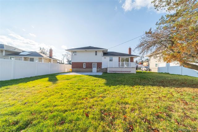 8 Spector Lane, Plainview, NY 11803