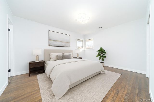 8 Spector Lane, Plainview, NY 11803