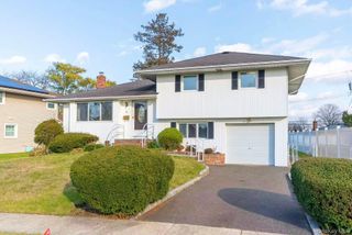 8 Spector Lane, Plainview, NY 11803