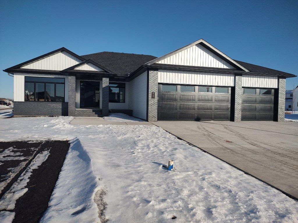 927 50th Avenue W, West Fargo, ND 58078