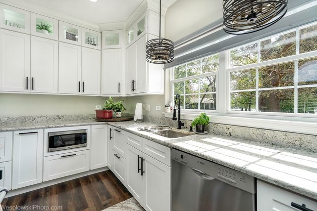 1907 E Grand Avenue, Lindenhurst, IL 60046