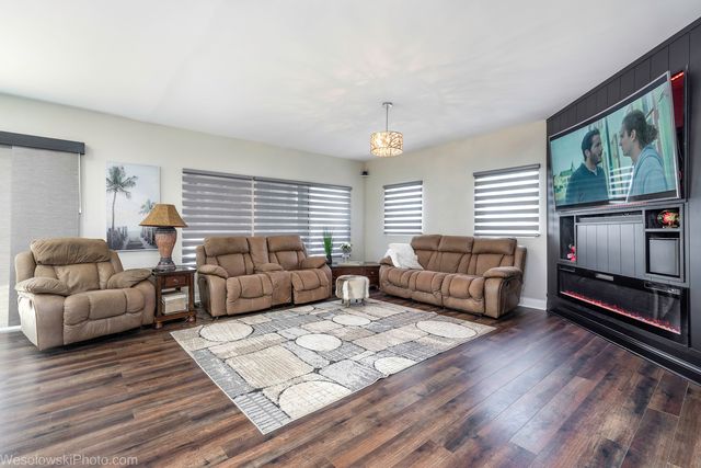 1907 E Grand Avenue, Lindenhurst, IL 60046
