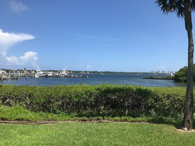 1640 Twelve Oaks Way 101, North Palm Beach, FL 33408