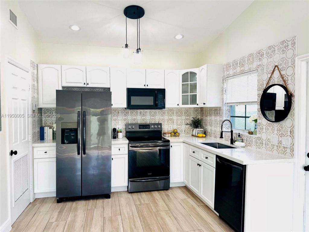 1012 NE 17th Ct 3, Fort Lauderdale, FL 33305