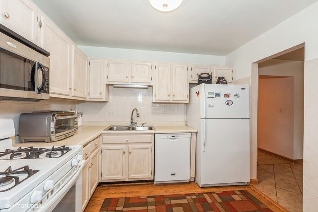 7050 Brighton Court 101, Woodridge, IL 60517