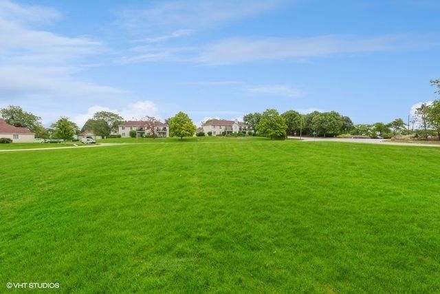 7050 Brighton Court 101, Woodridge, IL 60517