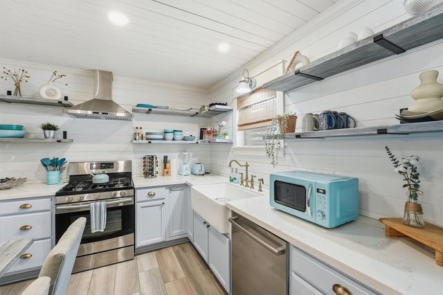 3101 Kleinmann Avenue, Galveston, TX 77551