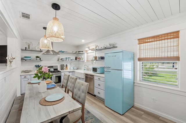 3101 Kleinmann Avenue, Galveston, TX 77551