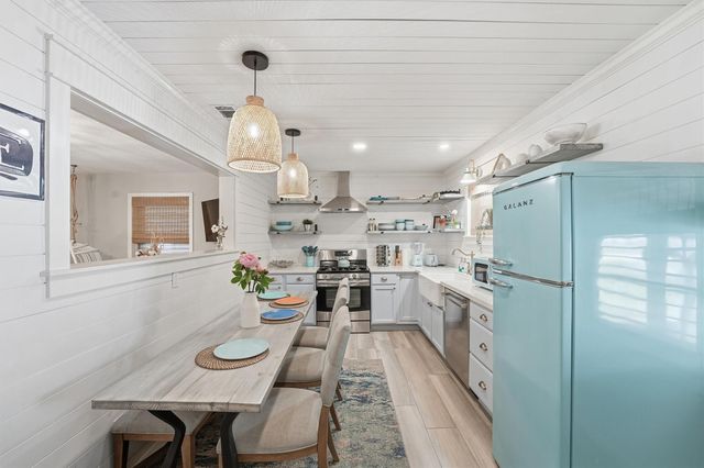 3101 Kleinmann Avenue, Galveston, TX 77551