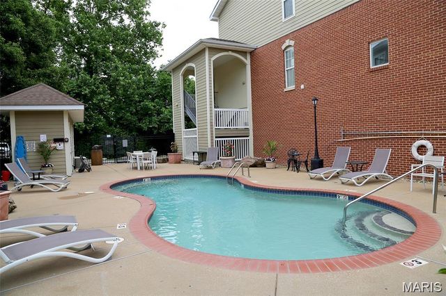 2716 McKnight Crossing Court, St Louis, MO 63124