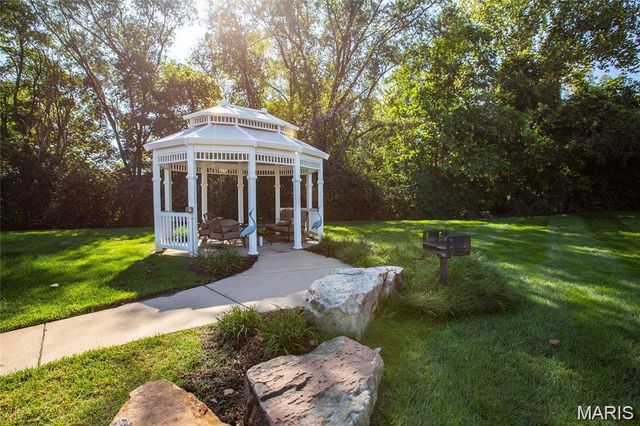 2716 McKnight Crossing Court, St Louis, MO 63124