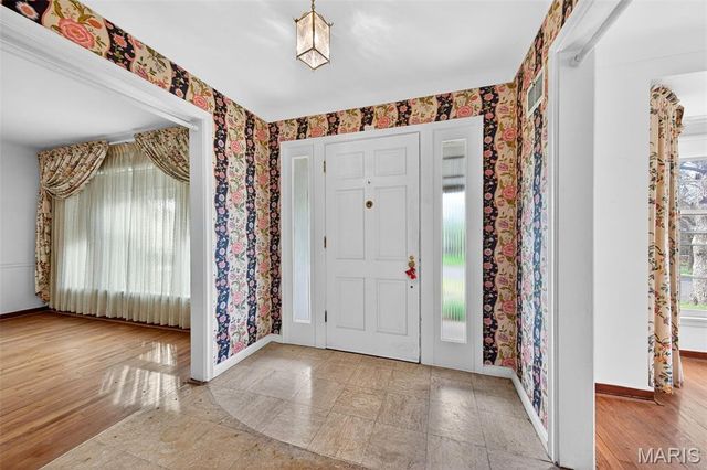 8125 Halifax Drive, Clayton, MO 63105