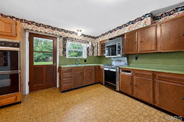 8125 Halifax Drive, Clayton, MO 63105