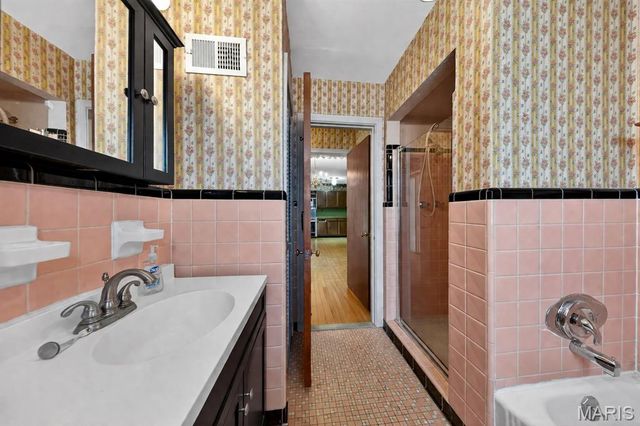 8125 Halifax Drive, Clayton, MO 63105