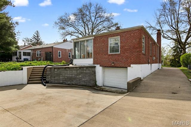 8125 Halifax Drive, Clayton, MO 63105