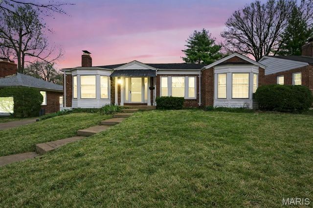 8125 Halifax Drive, Clayton, MO 63105