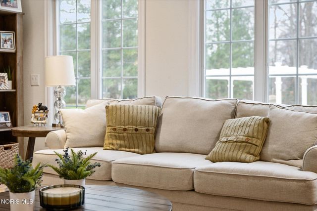 2417 Waterford Village Drive, Sylvania, OH 43560